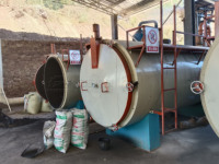Four de carbonisation horizontal à chargement par lots pour la production de charbon à partir de coques de noix de coco et de pailles, et la récupération de goudron, d'huile et de vinaigre