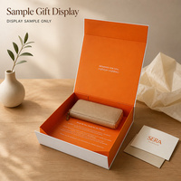 Boîte cadeau à couvercle rabattable blanc et orange avec texte imprimé pour présentation de produits vides, emballage de vente au détail, affichage de la marque et fournitures cadeaux