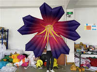 Fleur gonflable de plafond de 2 m en taffetas de polyester violet résistant au soleil avec lumière LED pour la décoration de festivals de musique
