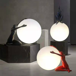 Lampe de table en résine sculptée en forme d'être humain assis de style nordique, moderne, tenant <span class=keywords><strong>la</strong></span> boule, lampe de chevet en fibre de verre pour <span class=keywords><strong>la</strong></span> lecture - Product Image 6