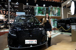 <span class=keywords><strong>Nuova</strong></span> <span class=keywords><strong>Mercedes</strong></span> Classe V 2024 V300 Premium, MPV Business a 7 Posti con Porte Scorrevoli Doppie Modificate, Van di Lusso Nero per Esportazione - Product Image 3