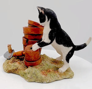 Figurine de chat noir et blanc vintage Sherratt et Simpson en polyrésine/résine avec souris et pots de plantes - Product Image 4
