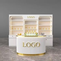 Comptoir de réception de salon de beauté moderne et arrondi, logo personnalisé, design cannelé, accent doré, bureau de réception de salon