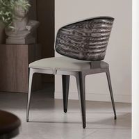 Chaise de salle à manger moderne haut de gamme confortable en acier ondulé pour hôtel, villa, restaurant, usage exclusif au sol plat