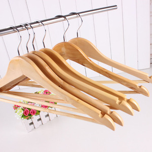 Cintre en bois Qinar à épaules larges antidérapant pour vêtements, idéal pour placard - Product Image 2