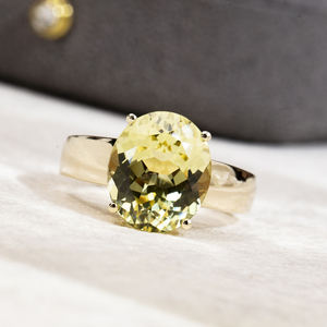 Bague de fiançailles Messi Jewelry MSR-1775 en or 14 carats avec saphir jaune de laboratoire de forme ovale - Product Image 1