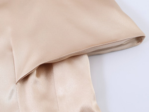 Blusa de satén de lujo para mujer con cuello mandarín y capa - Top peplum ajustado con detalles de botones, OEM/ODM de fábrica de ropa de China - Product Image 6