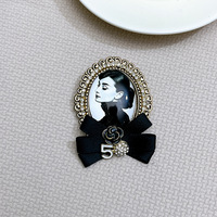 Broche rétro portrait Marilyn Monroe Audrey Hepburn, broche à nœud noir et blanc avec perle pour femme, bijoux