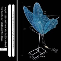 Ouvrez et fermez le papillon Le papillon avec des lumières déplacera les ailes décoratives