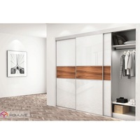 Porte coulissante blanc avec finition brillante, armoire et placard à 3 portes, style moderne,