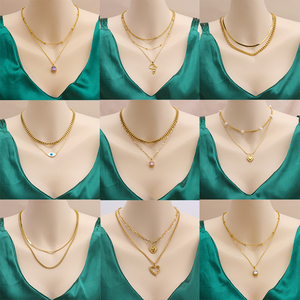 Collana da donna con ciondolo a croce con occhi a cuore in acciaio inossidabile a doppio strato con catena a maglia serpente, placcata oro 18k, stile delicato. - Product Image 2