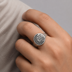 Anello con Motivo Lunare Inciso su Piastra Rotonda, Design Vintage per Donne - Product Image 2