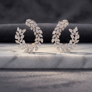 Boucles d'oreilles créoles pour femme en or 14 carats avec diamant taille poire et plaqué rhodium, accents feuille étincelants – Design inspiré de la nature pour les occasions cadeaux - Product Image 2