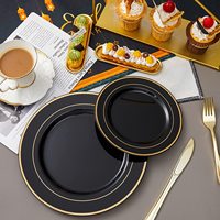 Ensemble de vaisselle jetable en plastique noir avec bord doré - 175 pièces - 50 assiettes - 25 gobelets - 25 couverts dorés avec serviettes pré-roulées - Sans BPA