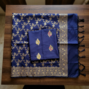Ensemble de vêtements en soie Katan exclusif, trois pièces, avec des détails de tissage Zari et Meena, élégant et tissé, idéal pour les mariages et les fêtes. - Product Image 4