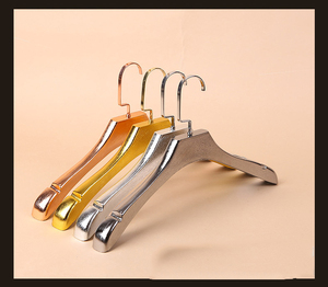 Perchas de Plástico para Abrigos con Ganchos Dorados de 5 cm de Ancho - Product Image 2