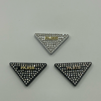 Plaque Métallique Triangulaire PARIS Personnalisée Éco-responsable Noire et Blanche avec Strass pour Accessoires de Robe et de Sac à Main