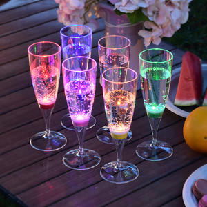 Tasse de fête <span class=keywords><strong>lumineuse</strong></span> brillant dans le noir LED allument des verres à boire Flûtes à champagne en plastique de qualité alimentaire - Product Image 6