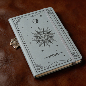 Carnet à couverture rigide avec motif rétro soleil, lune et étoiles, format A6, avec bande élastique, pages intérieures pour notes quotidiennes et journalisation - Product Image 2