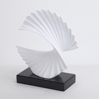 Sculpture abstraite ondulée blanche et noire, ornement d'art moderne minimaliste en résine avec base en marbre, sculpté à la main, luxe pour la maison ou le bureau