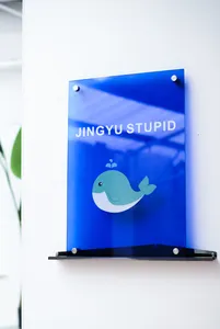 Cartellone personalizzato semi trasparente blu acrilico Klein, logo del negozio, decorazione della parete di sfondo del negozio di celebrità in internet