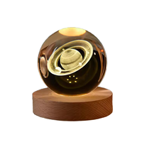 Lampe de chevet LED moderne en gros, boule de cristal gravée au laser 3D, sphère planétaire, base en bois, alimentation USB, pour la maison