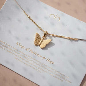 Delicado Collar de Mariposa Chapado en Oro de 18K con Caligrafía Árabe Sabr Amal Paciencia <span class=keywords><strong>Esperanza</strong></span>, Acero Inoxidable 316L Resistente al Deslustre, Envío Inmediato - Product Image 3