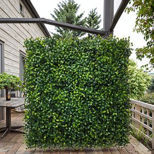 Vente en gros de fausse herbe artificielle en plastique pour décoration intérieure pour pièces extérieures Haie de mur vert Panneau de buis Plantes décoratives - Product Image 1