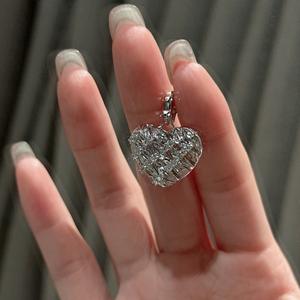 Pendentif en argent pur S925, cœur vintage, élégant et luxueux, avec zircon de luxe léger, design de niche, charme en forme de cœur - Product Image 3