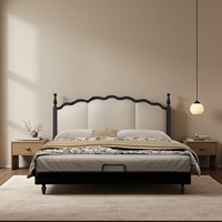 Lit double de luxe moderne avec tête de lit ondulée, cadre rembourré, style français, cadre en bois festonné pour chambre principale