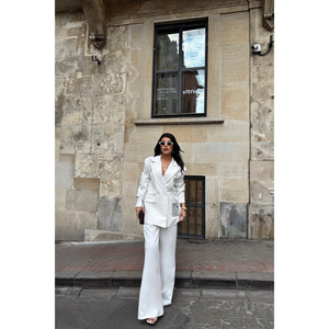 Ensemble de costume blanc pour femme, veste et pantalon, design détaillé - Product Image 2