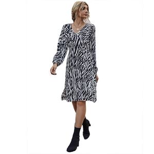 Robe midi noire à imprimé zèbre pour femme, col en V, manches évasées à volants, style portefeuille, en tissu mousseline écologique respirant, lavable, avec fermeture éclair - Product Image 5