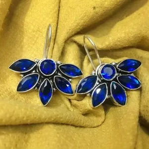 Boucles d'oreilles élégantes de luxe en argent 925 oxydé Stone Flora Boucles d'oreilles pour femmes faites à la main pour femmes au prix de gros - Product Image 1