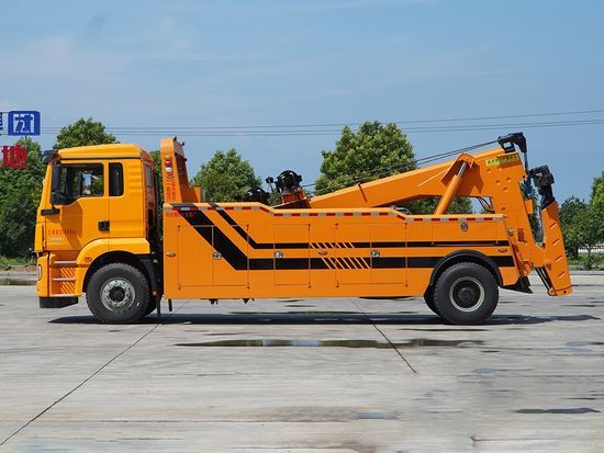 Versatile Heavy Duty Tow Wrecker Truck