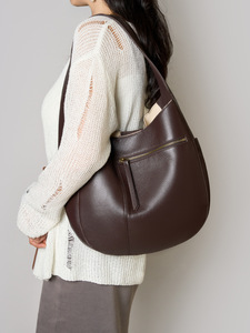 Sac à bandoulière de luxe en cuir pour femme, grand format, dernière collection, design simple et élégant, par une marque de créateur. - Product Image 1