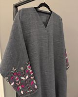 Vêtements islamiques modernes pour femmes Abaya de Dubaï de style marocain Robe brodée papillon à la machine Abaya ouverte en coton et lin à la mode