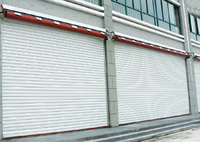 Porte roulante en aluminium haute résistance, design minimaliste résistant au vent, volet de protection pour entrée d'entrepôt en zone à fort vent