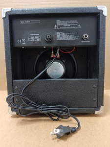 Amplificatore per Chitarra Elettrica e Basso di Qualità 10 WATT Modello GA-10 Altoparlante 6.5" 4 Ohm Jack per Cuffie Costruzione in Legno e Acciaio FCC - Product Image 3