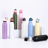 Thermos isotherme en acier inoxydable de couleur macaron 540 ml 710 ml avec logo personnalisé, bouteille d'eau avec couvercle et sangle pour le sport et le camping