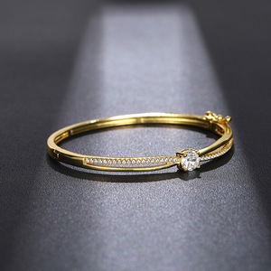 Bracciale a fascia con design a croce per donna, stile geometrico rotondo, accessorio da polso per uso quotidiano - Product Image 4