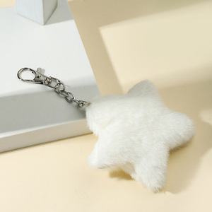 Llavero de Peluche Estrella Rosa con Mosquetón de Piel Sintética de Conejo, Accesorio de Moda para Bolsos - Product Image 4