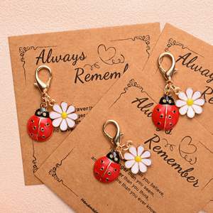 Llavero de Moda 2025 de Daisy <span class=keywords><strong>Miraculous</strong></span> <span class=keywords><strong>Ladybug</strong></span> con Tarjeta Always Remember, Colgantes de <span class=keywords><strong>Ladybug</strong></span> y Daisy, Accesorios para Bolsos - Product Image 4