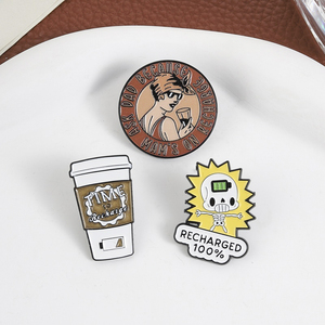 Broches émaillées avec motifs : Recharge 100% Squelette Batterie Pleine, <span class=keywords><strong>Tasse</strong></span> à café, Batterie Faible et Femme Rétro, et les messages 'Demande à Papa', 'Maman est en recharge', 'Recharge'. - Product Image 3