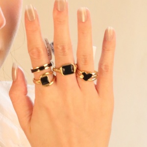 แหวนสแตนเลสสตีลขายส่ง รูปทรงครัวซองต์ บิดเกลียว สี่เหลี่ยมผืนผ้า ชุบทอง PVD ประดับเพชรดำ แบบหยดน้ำมัน สำหรับผู้หญิง - Product Image 1