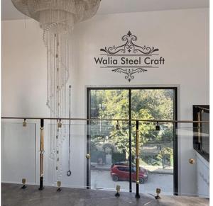 Balustre en laiton de luxe avec rampe en verre, idéal pour les projets d'intérieur ou d'hôtels. - Product Image 1