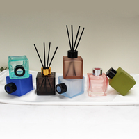 Diffuseur de parfum en verre noir mat, couleurs mélangées variées, flacon carré avec bâtonnets noirs et coffret cadeau assorti