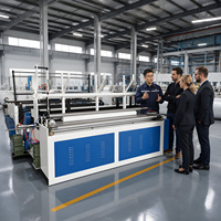 Machine à rembobiner le papier toilette, utilisée pour rouler et couper le papier sur une ligne de production de papier toilette