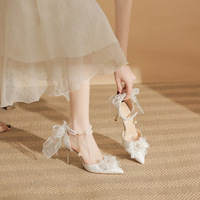 Vente en gros directe d'usine Sandales à talons aiguilles pour femmes Chaussures à talons hauts blanches pour femmes Talons hauts tendance pour femmes