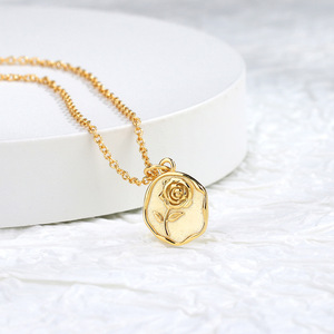 Collar con Colgante de Rosa de Textura Metálica, Chapado en Oro de 18k, Estilo Romántico Francés, Cadena para Clavícula - Product Image 1
