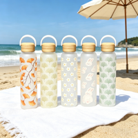 Bouteille d'eau en verre de luxe 550 ml avec impression personnalisée sur toute la surface et effet de surface en silicone doux au toucher